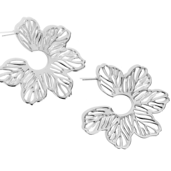 🩶🌻🩶 “FLORAL FAME" SILVER POST EARRINGS ~ PAPARAZZI❗️🩶🌻🩶 GORGEOUS❗️ - Picture 2 of 4